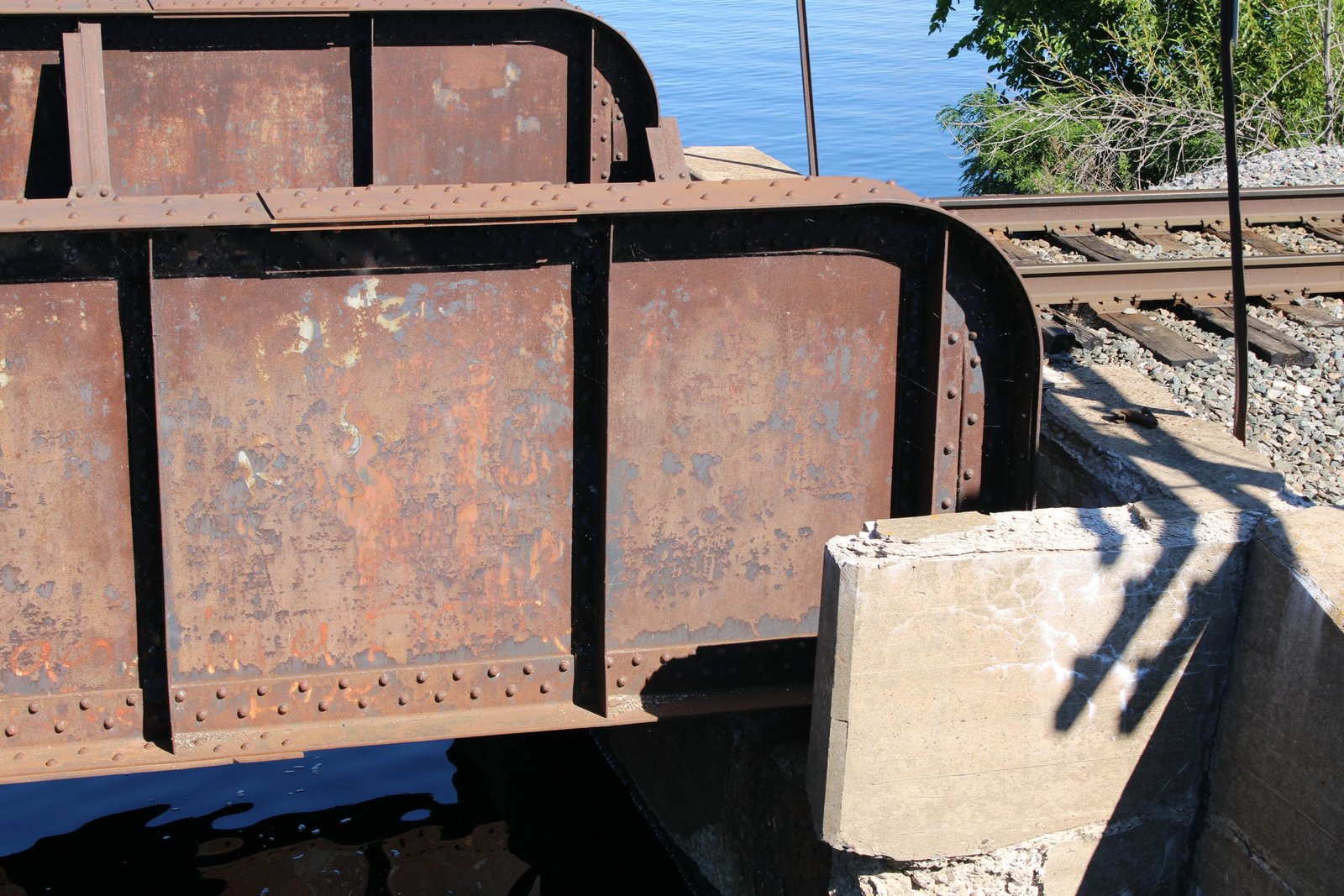 Girder end detail (east span)